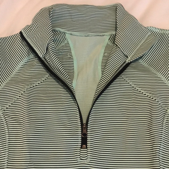 LULULEMON TOP. Size 4. Like New! - Picture 2 of 8